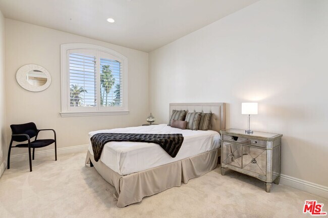 Building Photo - 132 S Maple Dr