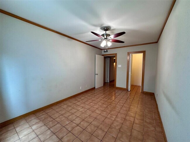Building Photo - 505 W 7th St