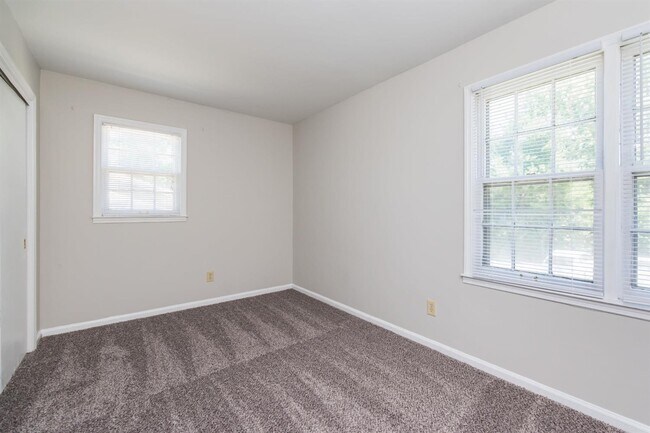 Building Photo - 3736 Camelot Dr