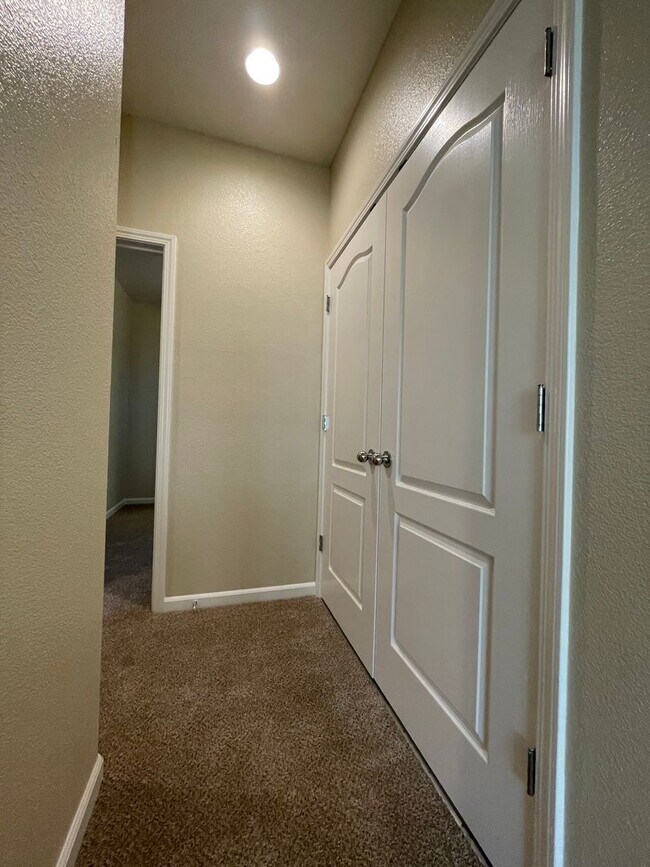 Building Photo - Beautifully Updated 3BD/2.5BA Townhouse in...