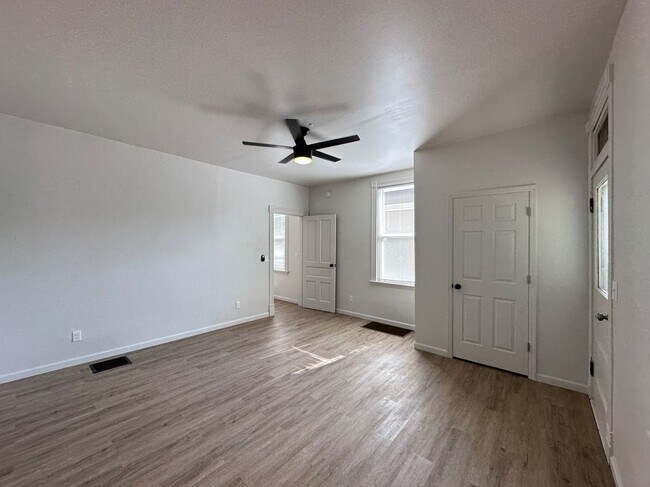 Building Photo - 6 Bed/2 Bath w/Ample Parking Mins. from UC $750/pp ($4500/mo)!