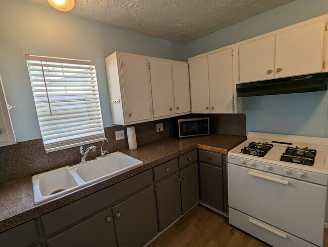 Building Photo - Central Lubbock Home