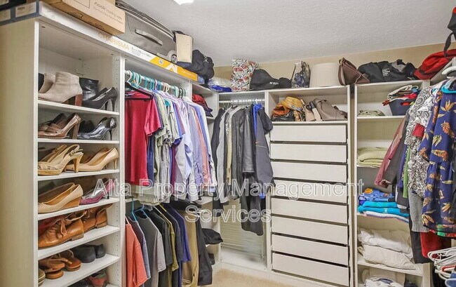 Building Photo - 701 Lake Stone Cir