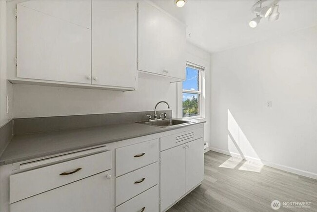 Building Photo - Wonderful 1 Bed, 1 Bath Upper Unit in Taco...