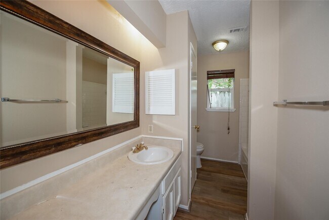 Building Photo - 16774 Glen Eagle Dr N