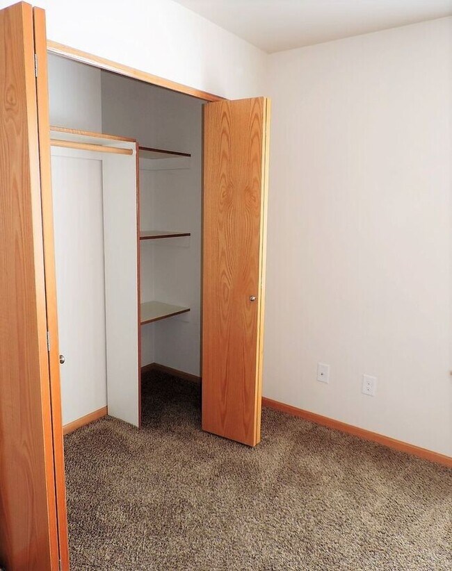 Building Photo - $1,050 | 2 Bedroom, 2 Bathroom Condo | No ...