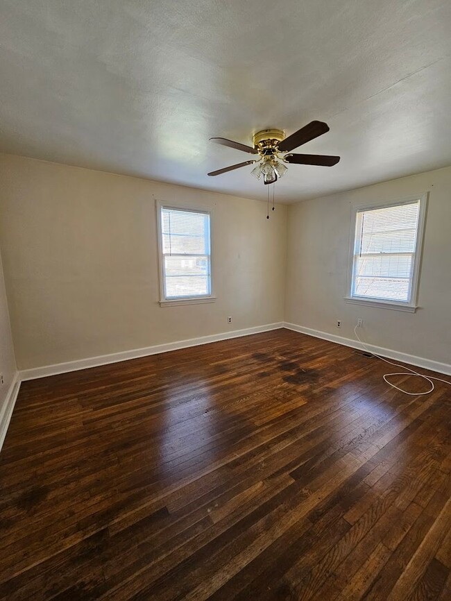 Building Photo - Adorable Three Bedroom One Bath House In T...