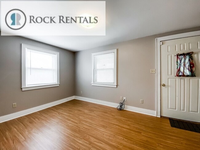 Building Photo - 4 Bed 2 Bath with Bonus Room