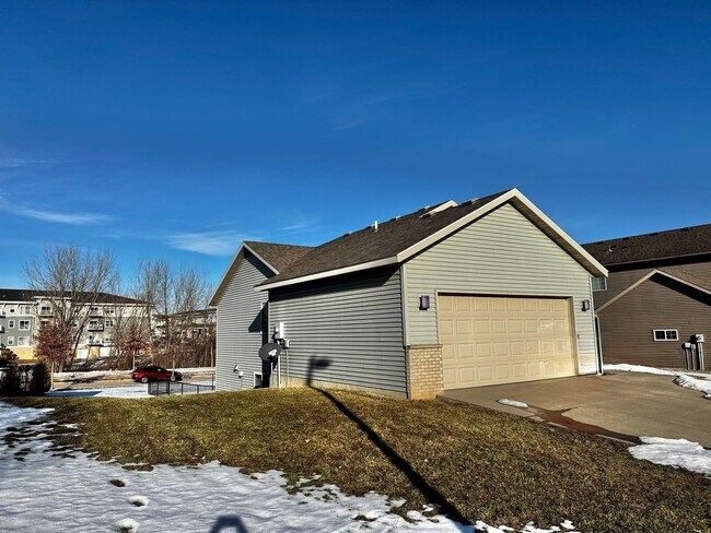 Building Photo - Dogs are welcome no cats. Available January 1, 2026 NW Rochester 4 bedroom 3 bath 2 car attached ...