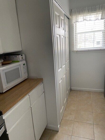 Building Photo - 20 Janet Cir