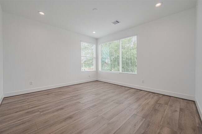 Building Photo - 3510 Hadley St