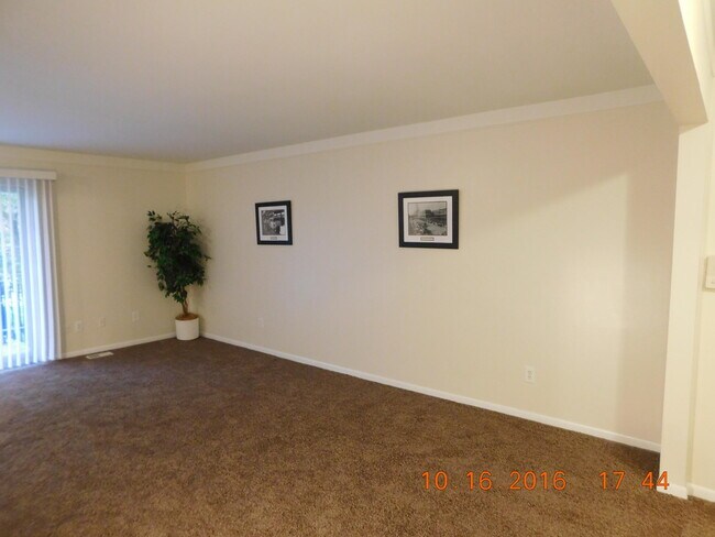 Building Photo - 444 N Fox Hills Dr