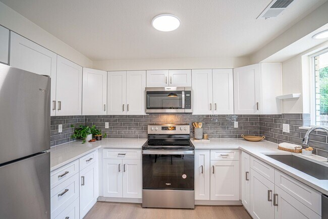 Building Photo - Charming Fully Remodeled 2 Bedroom, 1 Bath Duplex