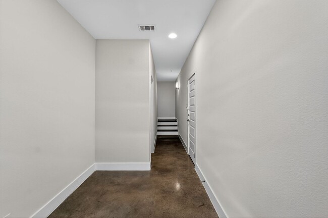 Building Photo - 4 Week Free Move-In Incentive!! Modern Luxury Townhome in Gated Community – Rooftop Balcony & Pre...