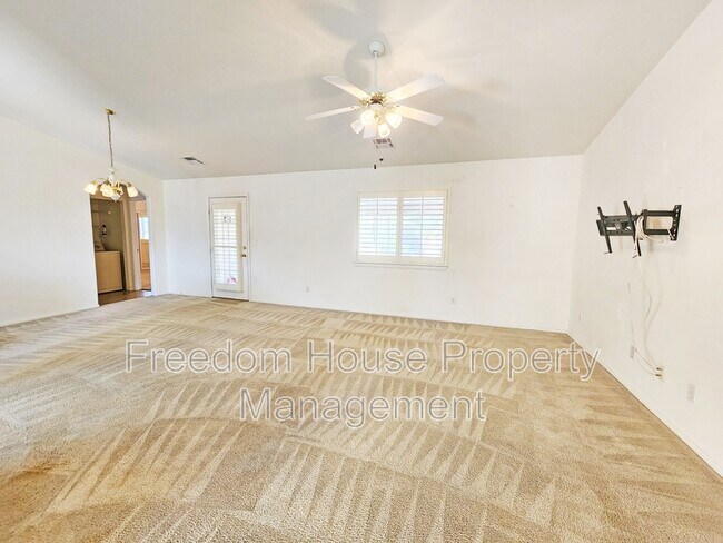 Building Photo - 380 Round Up Ct