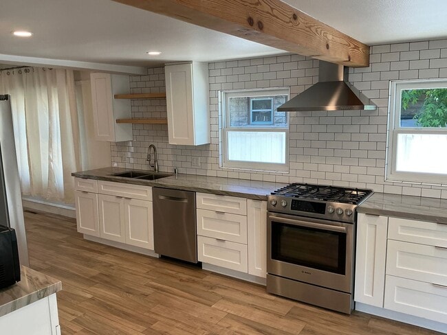 Building Photo - Beautiful 4 Bedroom 2 Bath Home in Old Tow...