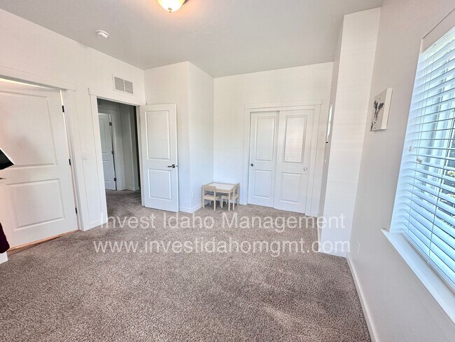 Building Photo - Stylish Townhome with Room to Relax & Ente...