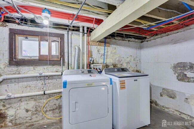 Building Photo - 36 2nd Ave