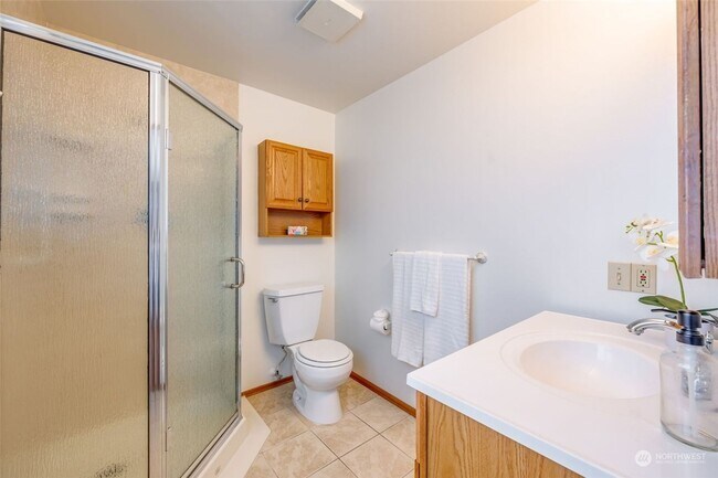 Building Photo - Beautiful Burien Home, Top Floor of Home for Rent