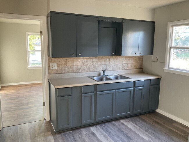 Building Photo - Three or Four Bedroom