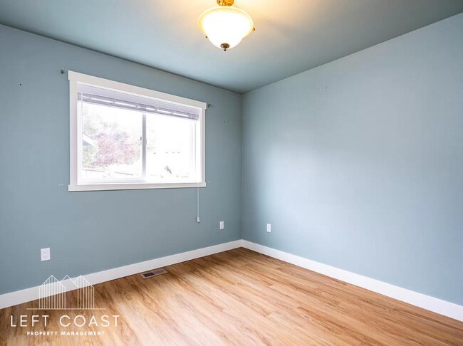 Building Photo - 5371 NE Wave Ln