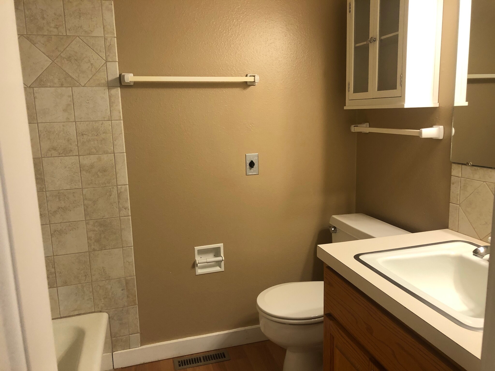 Building Photo - 420 NW Dack St