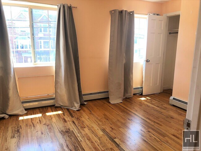 Building Photo - 869 E 95th St