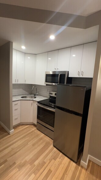 Building Photo - 82 Phillips St