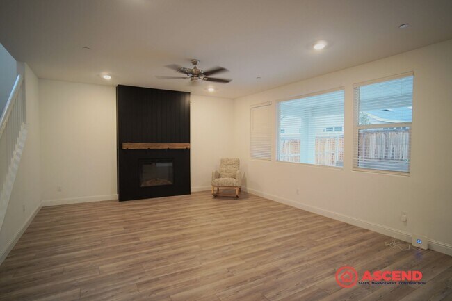 Building Photo - Luxurious 5 bedroom located in Gossamer Grove!