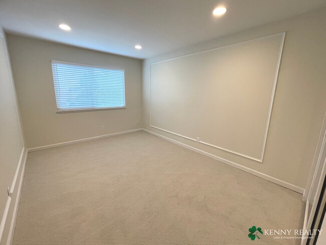 Building Photo - Large 3 Bedroom, 2.5 Bathroom, Great Neigh...