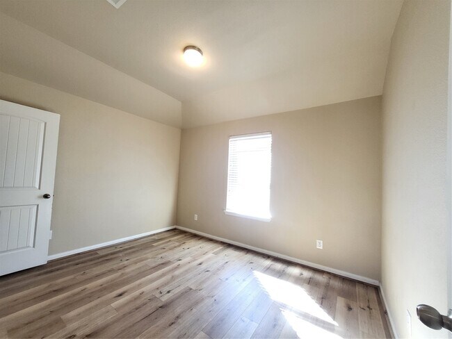 Building Photo - 1906 Howth Ave