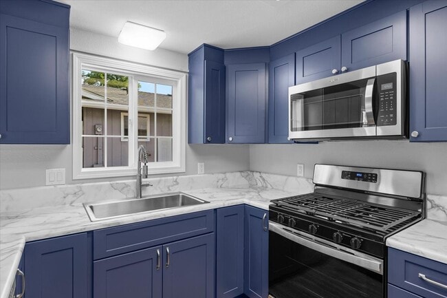 Building Photo - 966 S Shasta Ave