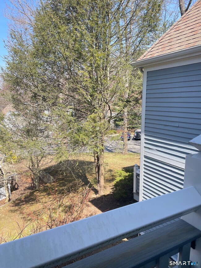 Building Photo - 221 Old Pond Ln