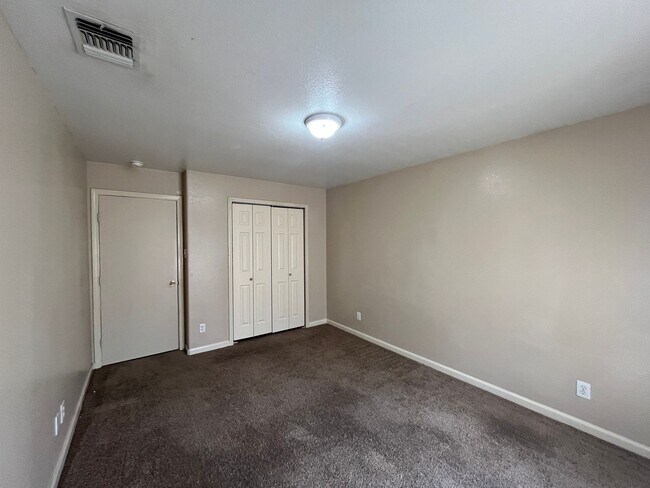 Building Photo - 5202 Fountain Lake Dr