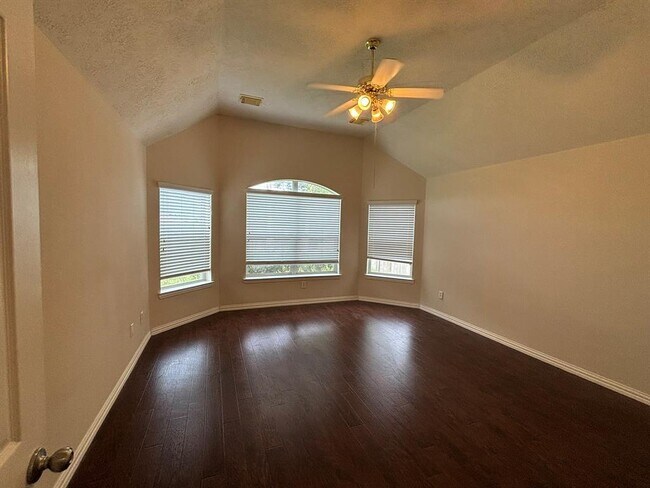 Building Photo - 3055 Fallbrook Dr