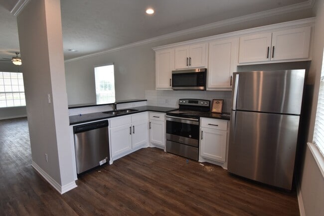 Building Photo - 4 bed,4 bath House available Jan 2nd 2026