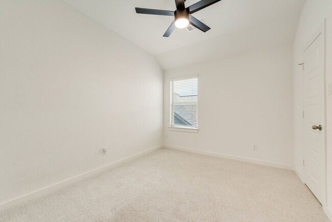Building Photo - Beautiful 5 bedroom 3 full bath home in the heart of Heartland!