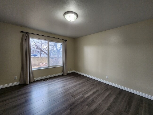 Building Photo - This one made the nice list! 2 bd. STUNNER! Hot Tub! Pet ok!