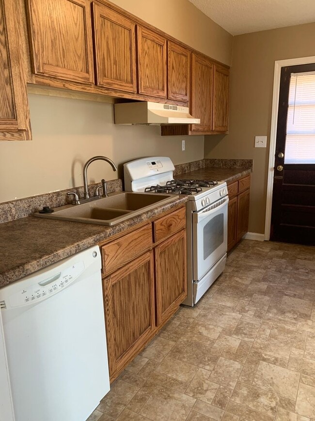 Building Photo - GREAT DUPLEX AVAILABLE NOW