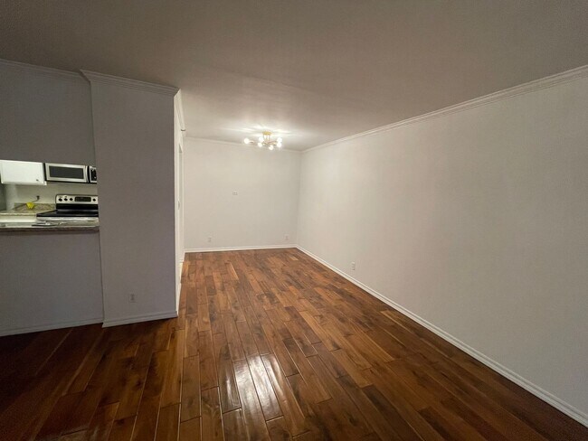 Building Photo - 600 W 9th St