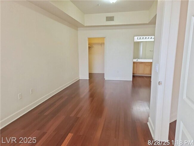 Building Photo - FABULOUS PARK AVENUE--MIDRISE LIVING!!