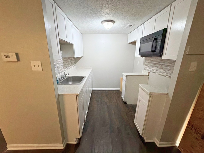 Building Photo - Beautifully Renovated 2 Bed / 1.5 Bath Townhome – Move-In Ready!