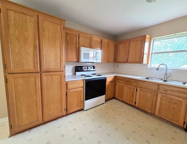 Building Photo - Charming 3-Bed, 2-Bath Country Home in Kem...