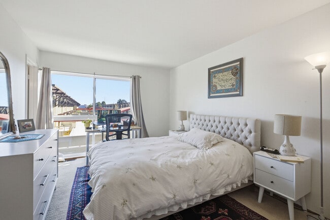 Building Photo - 1208 Admiralty Ln