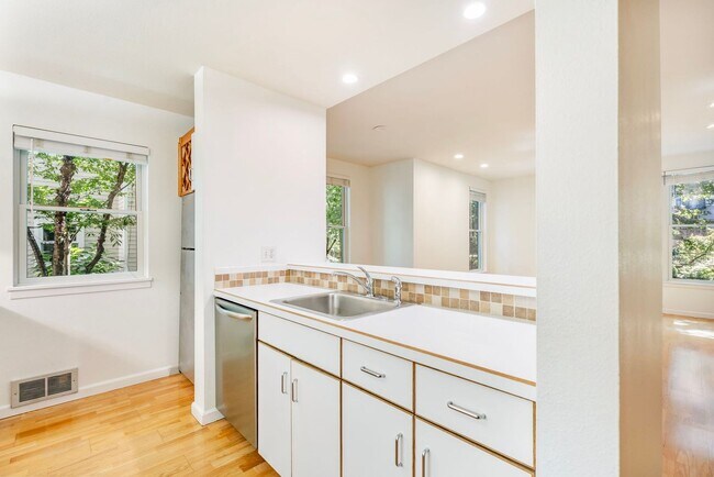 Building Photo - Riverplace Condominiums - 1 bed/1 bath corner unit w/parking/storage/balcony/fireplace