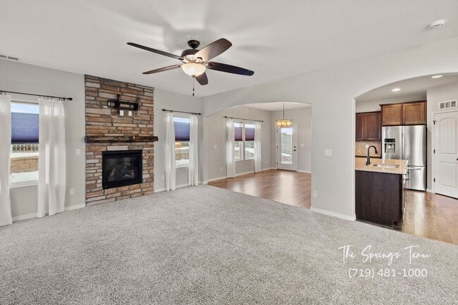 Building Photo - STUNNING 4BD HOME w/ NO ELECTRIC BILL! - Security Deposit Waiver Available