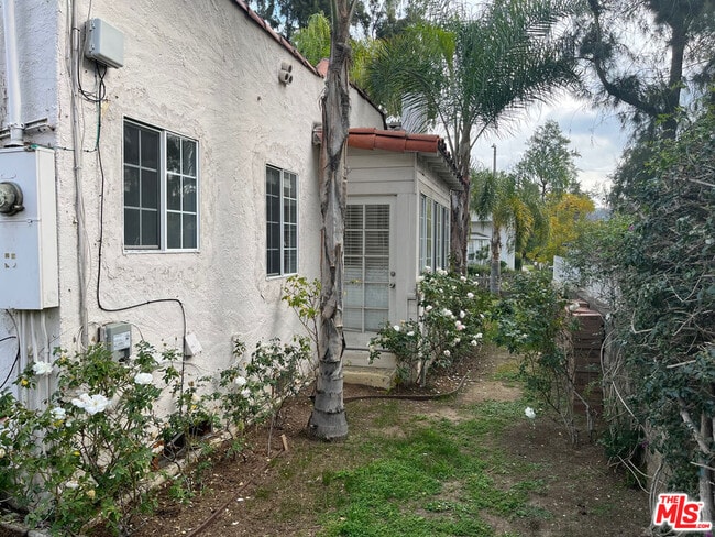 Building Photo - 101 N La Peer Dr