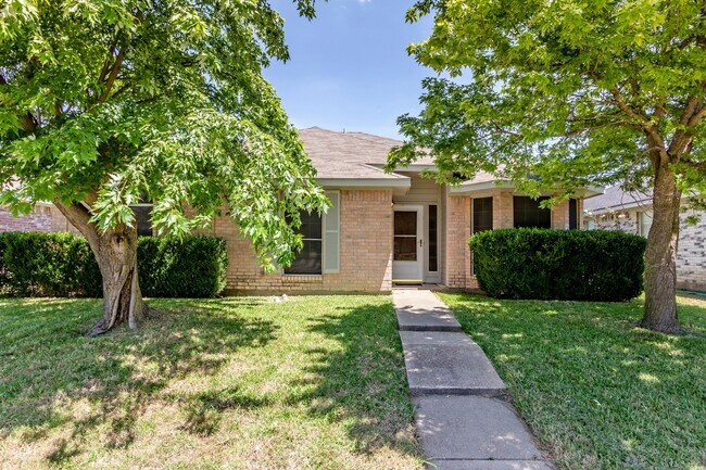 Building Photo - Adorable 3-2-2 in Cedar Hill!