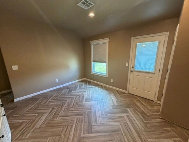 Building Photo - Adorable OKC home with 3 bed, 2 bath, 2 car garage in Mustang Schools!