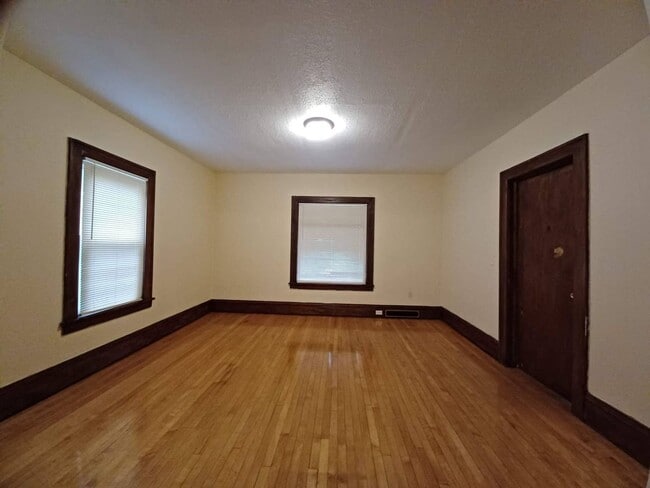 Building Photo - 1259 N Main St